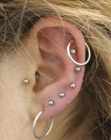 tovární_tetování několikanásobné piercingy do uší