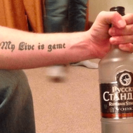 schlechte Grammatik Tattoo am betrunkenen Arm