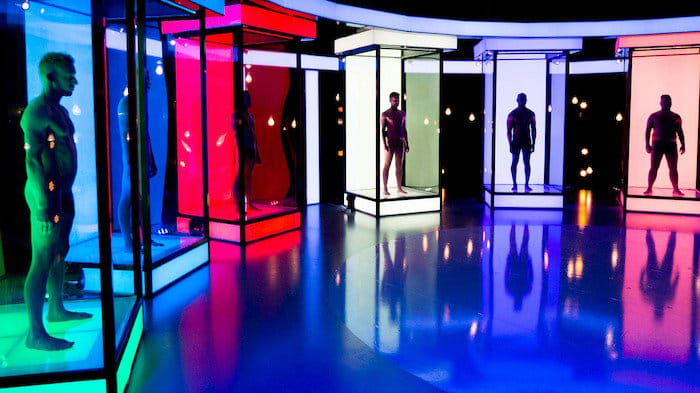 Naked Attraction ist eine britische Dating-Reality-Show. Es zeigt zwei bekleidete Teilnehmer, die basierend auf ihrer nackten Anatomie ein potenzielles Datum auswählen.