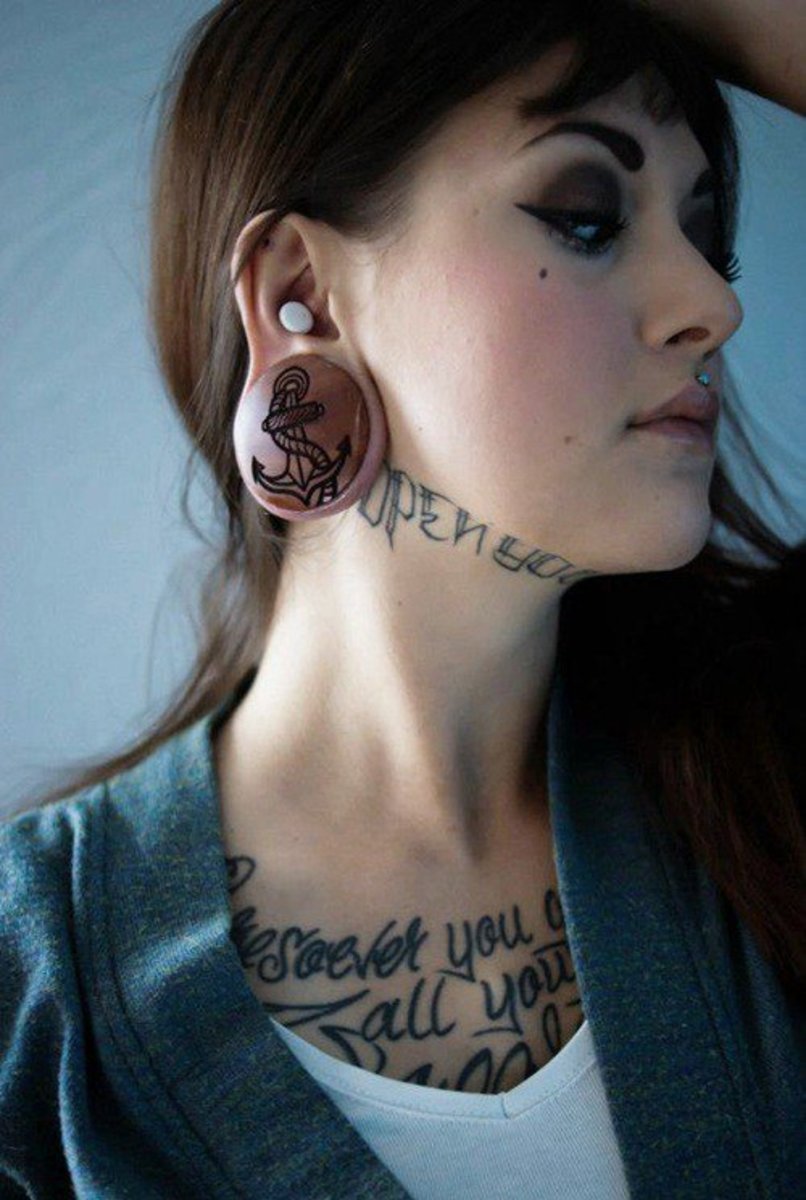 Roztomilá dívka s tetováním pod krkem a uchem