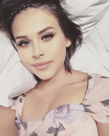 Foto über @helloimsaaraShe's hat als YouTuber eine Anhängerschaft gewonnen und über 1 Million Follower auf der Plattform verdient.