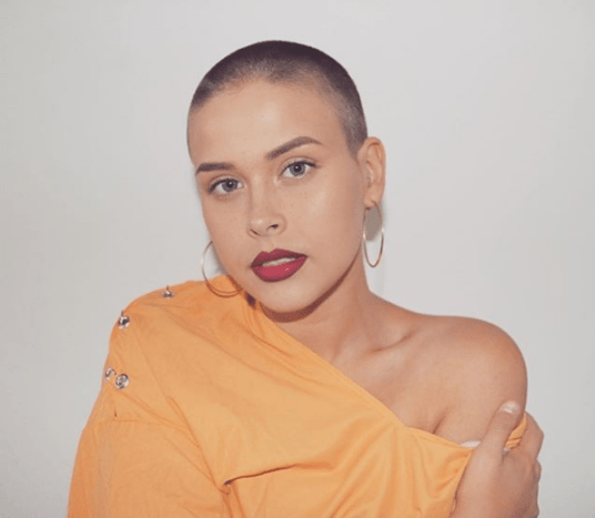 Foto via @helloimsaara Also meine Damen und Herren, wenn Sie jemals daran gedacht haben, sich den Kopf zu rasieren, aber wegen des Ergebnisses nervös waren, schauen Sie sich einfach Sara an. Sie ist eine Göttin mit oder ohne Haar und ein Beispiel für Schönheit, die sich jeder Konvention widersetzt.