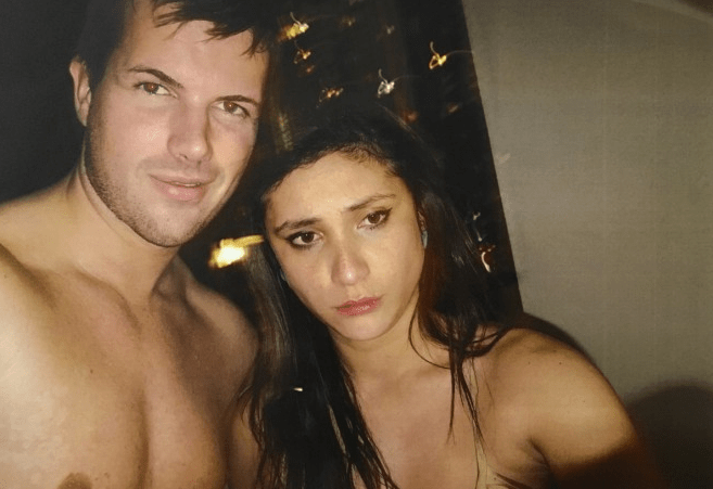 أثناء إقامتها في كوينزلاند ، كانت رايت تتطابق مع Gable Tostee على موقع المواعدة الشهير Tinder واختار الزوجان الالتقاء في Surfer & apos؛ s Paradise Resort ، حيث كان يقيم رايت.