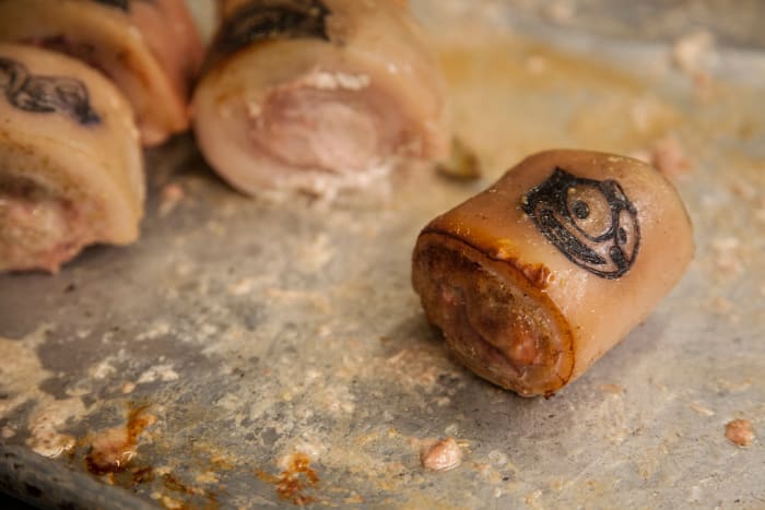 (Beispiele des tätowierten Schweinefleischs, das beim INKed-Dinner serviert wird. Foto: Thompson Seattle)