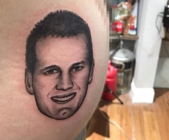 (Hotové portrétní tetování Toma Bradyho na zadku klienta. Foto: Boston Barber & amp; Tattoo Co.) „Byl na to hrdý a ukázal to,
