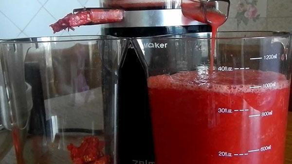 jus de tomate dans un presse-agrumes