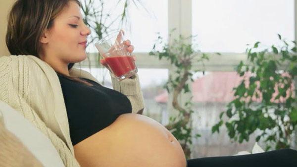 jugo de tomate durante el embarazo