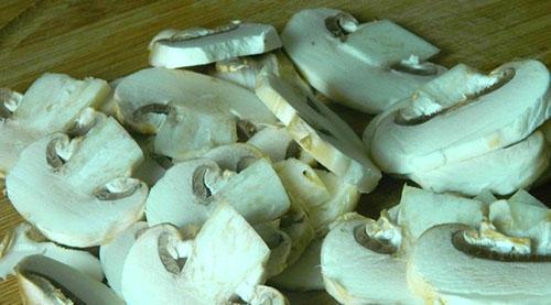 laver et hacher les champignons