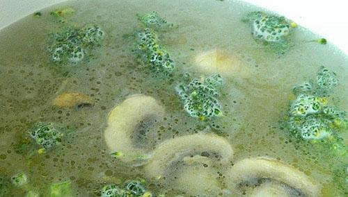 mettre les champignons dans la soupe