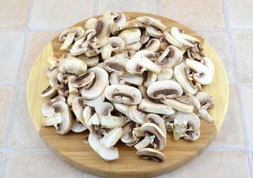 couper les champignons en tranches