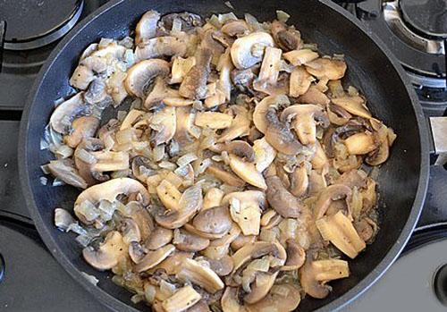 faire revenir les champignons avec les oignons