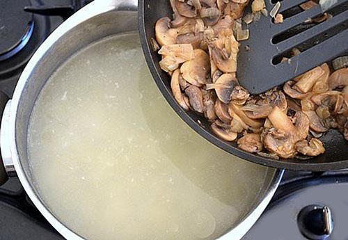 mettre les champignons et les oignons dans une casserole