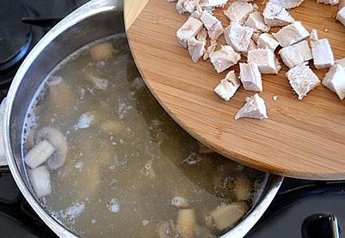 ajouter de la viande à la soupe