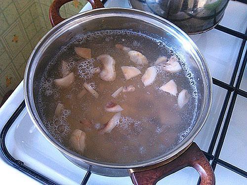 poner champiñones y patatas en una cacerola