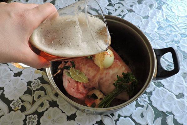 verter la carne preparada con cerveza