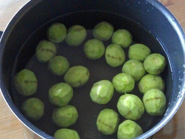 pelar las nueces y cubrir con agua