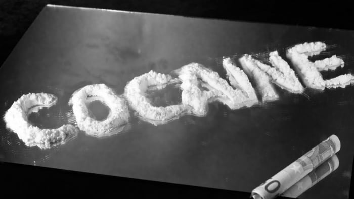Foto via youtubeDie Wohlfühldroge, die Ihnen nicht nur Selbstvertrauen gibt, sondern auch Blutgerinnsel, Herzinfarkte und viele andere unangenehme körperliche und psychische Probleme, einschließlich Kokain-Demenz, verursachen kann. Und vergessen wir nicht das wunderbare Derivat von Kokain – Crack.