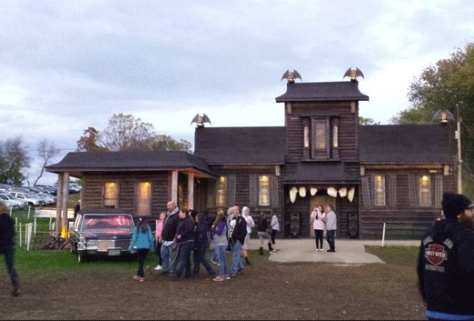 Glen Mills, PA The Bates Motel und Haunted Hayride: Die Attraktion ist eine Trilogie. Wählen Sie zwischen dem verwunschenen Heuwagen, dem Bates Motel oder dem verwunschenen Maislabyrinth. Alles wird dich um dein Leben betteln lassen.