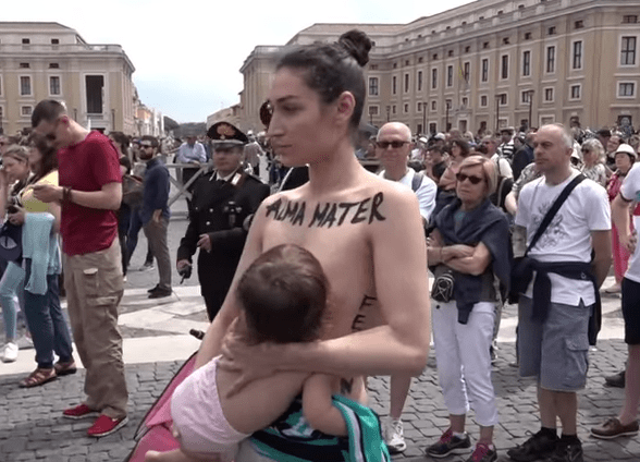 Na Den matek se ve Vatikánu zjevil protestující v ukrajinské skupině FEMEN polonahá a kojící.