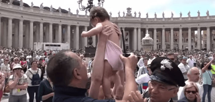 Demonstrant byl rychle odstraněn ochrankou a zatčen na místě činu. Novináři ve Vatikánu byli také zatčeni za „nezákonné zabavování fotografií a video materiálů“.