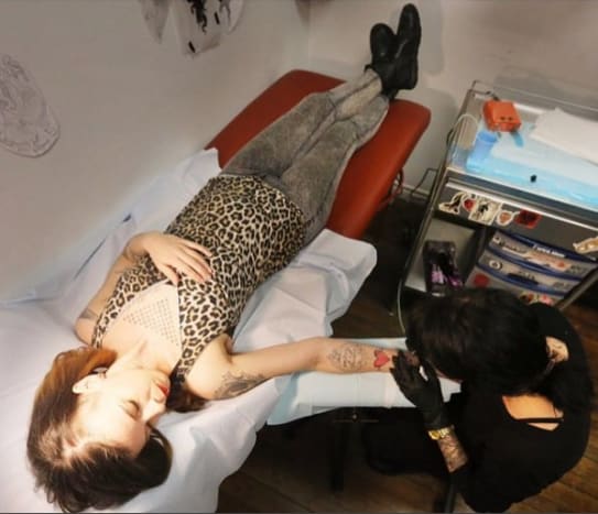 Jennifer Liles tätowiert einen Kunden. Foto: Jennifer Liles/InstagramJennifer Liles startete ihr Tattoo-Projekt am 14. Februar, am selben Tag wie die 12. jährliche Erdbeerzeremonie, bei der sich Hunderte von Menschen außerhalb des Polizeihauptquartiers von Toronto versammelten, um vermisste und ermordete indigene Frauen, Mädchen, Transsexuelle und Zweierlei zu ehren Personen.