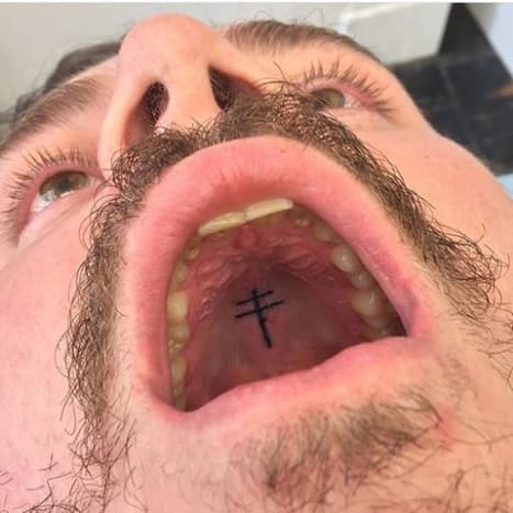لا يمكننا تخيل ما كان عليه العميل أو الفنان أثناء هذا الوشم ، لكننا نتخيل أنه لم يكن تجربة مريحة لأي من الطرفين.