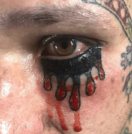 Tattoo @hoode215Ein Wort: Autsch! Wurden Sie schon einmal ins Gesicht geschlagen? Ja, wir auch. Aber dieses Tattoo sieht 100x schlimmer aus und wir stellen uns vor, dass die Heilung brutal war.