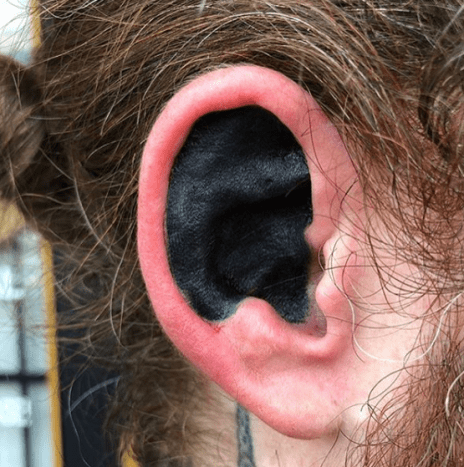 Tattoo @givemetheskullNicht viele Leute wissen das, aber ein Tattoo im Ohr zu bekommen tut weh wie eine BITCH! Erstens gibt es viele empfindliche Nervenenden und zweitens verursacht das Geräusch einer Maschine im Ohr sicher jedem massive Kopfschmerzen.