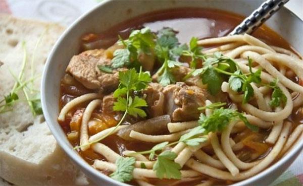 sopa de pollo con champiñones