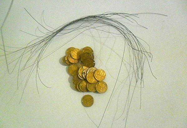 préparer des pièces de monnaie et du fil