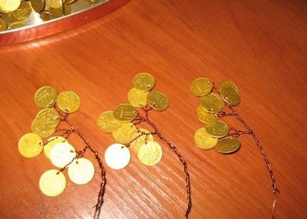 connecter des pièces de monnaie dans des branches