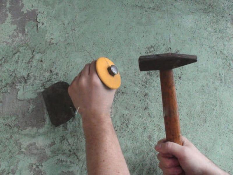 cómo quitar la pintura con un martillo y un cincel