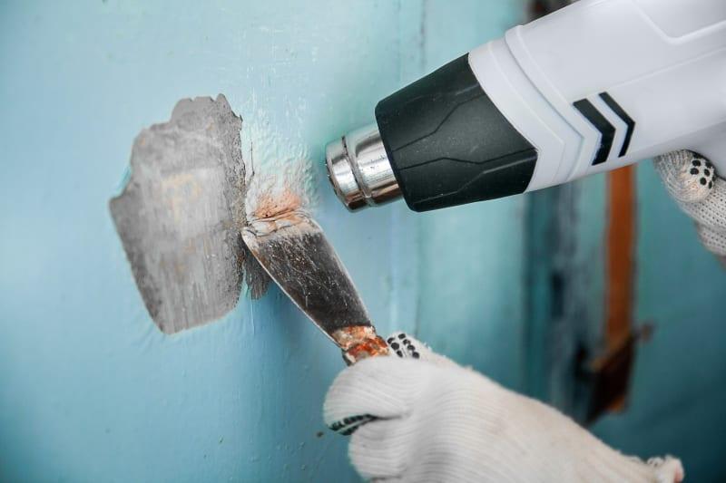 cómo quitar la pintura de una pared de hormigón con un secador de pelo de construcción