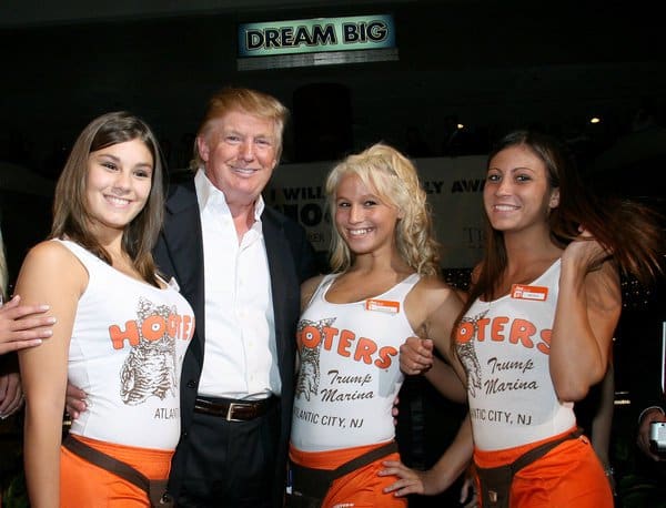 ATLANTIC CITY, NJ - 01. SEPTEMBER: Donald J.Trump posiert mit Hooters Girls beim Donald Trump's Ultimate Deal Cash Giveaway im Trump Marina Hotel and Casino am 1. September 2007 in Atlantic Ciyt, New Jersey. (Foto von Nick Valinote/FilmMagic)