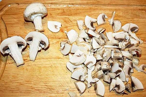 hacher les champignons