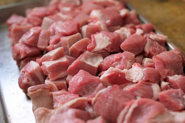couper la viande en portions