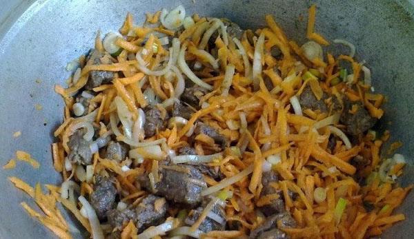 ragoût de viande avec carottes et oignons