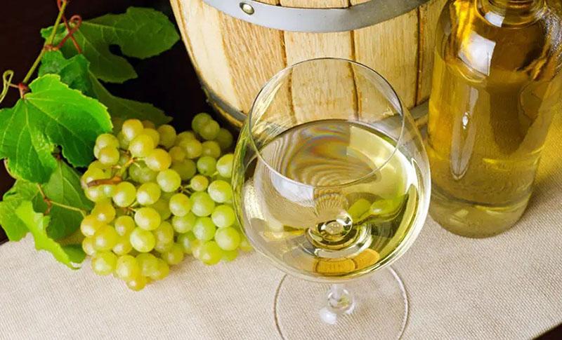 vino blanco casero de uvas en casa