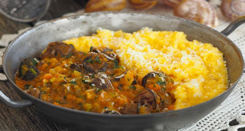 caracoles guisados ​​con verduras y vino