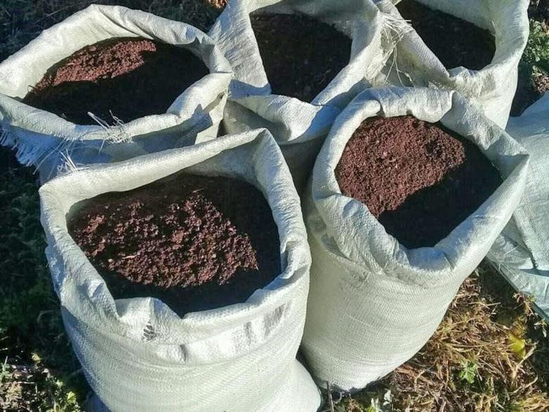 compost prêt à l'emploi dans des sacs