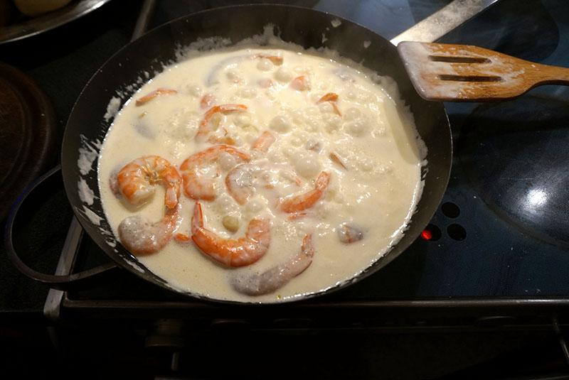 hervir camarones en salsa de queso crema