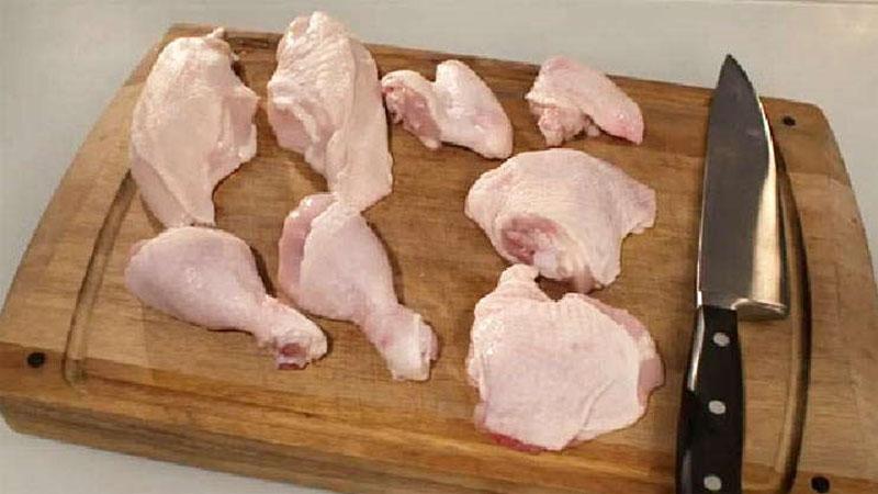 couper le poulet en portions