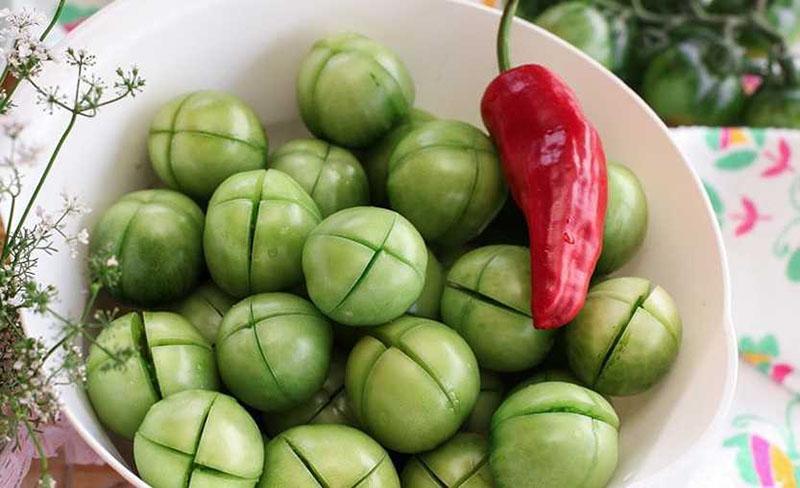 hacer cortes profundos en los tomates