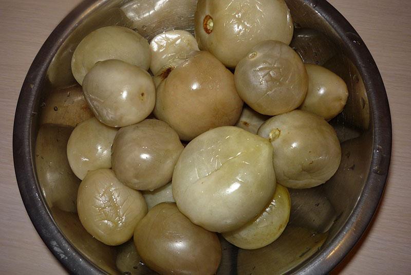 tomates vertes marinées à froid dans un seau