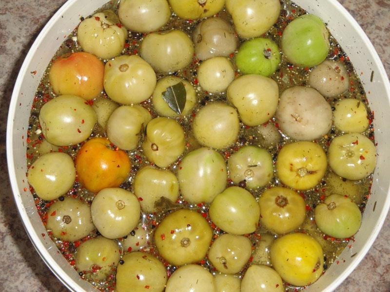 cubo de tomates en escabeche