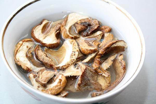 faire tremper les champignons séchés