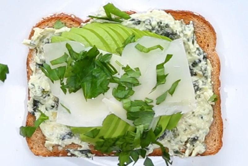 pâtes à l'avocat avec du fromage cottage