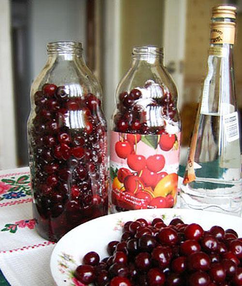 vierta frascos de cerezas peladas