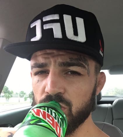 Mike Perry pořídí fotografii pro Twitter zobrazující jeho