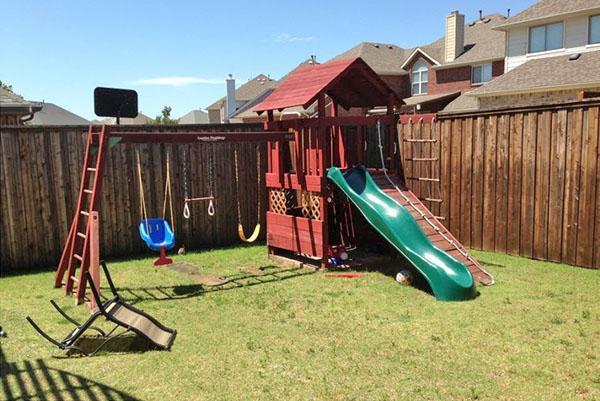 un coin sur le territoire du chalet pour installer une aire de jeux pour enfants